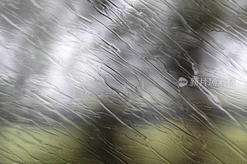 倾盆大雨从公共汽车上落下