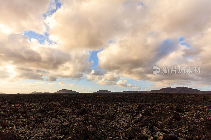 提曼法亚国家公园里标志性的火山