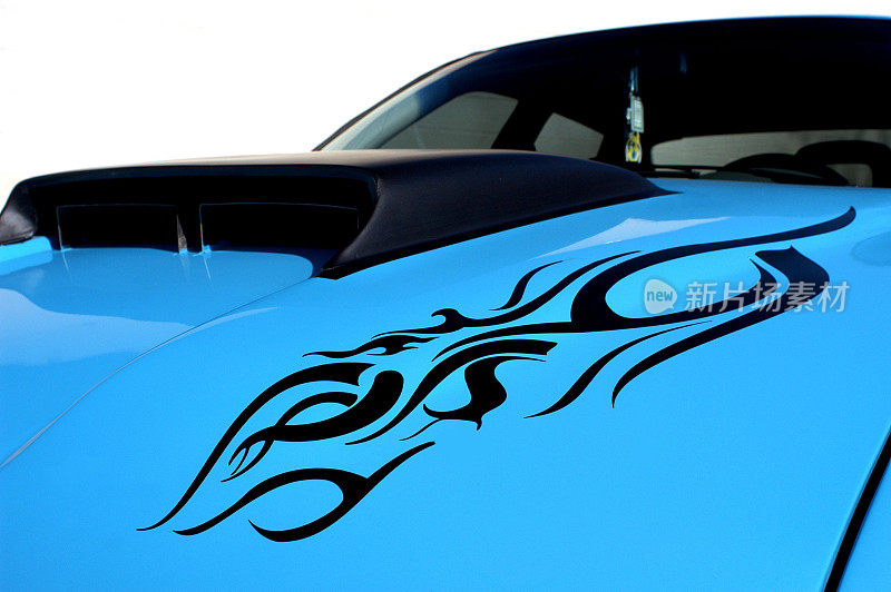一款蓝色跑车的发动机罩设计。