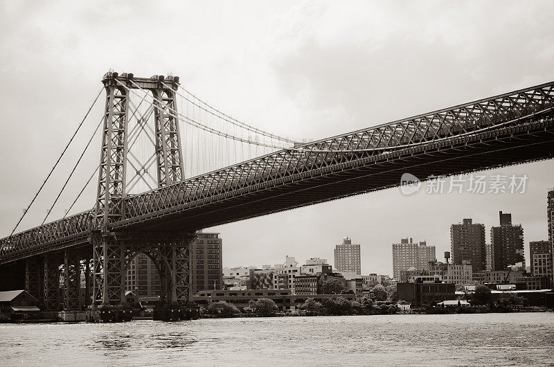 威廉斯堡大桥横跨纽约市东河