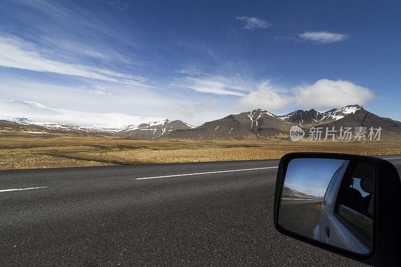 冰岛环城公路上的汽车后视镜