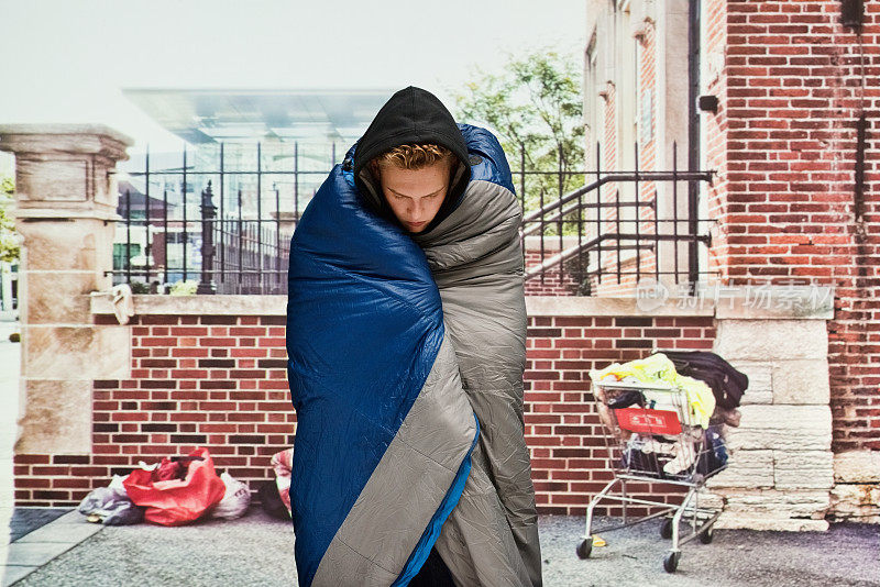 一个无家可归的人裹在睡袋里