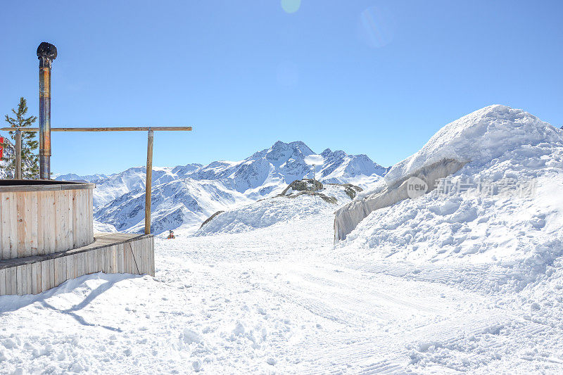 senales冰川上的雪山山峰