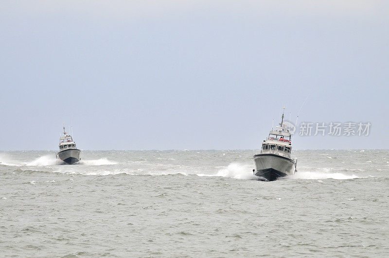 两艘海岸警卫队巡逻艇来了
