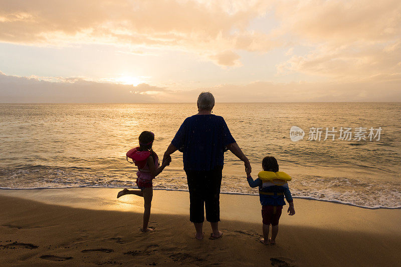 全家去海边度假