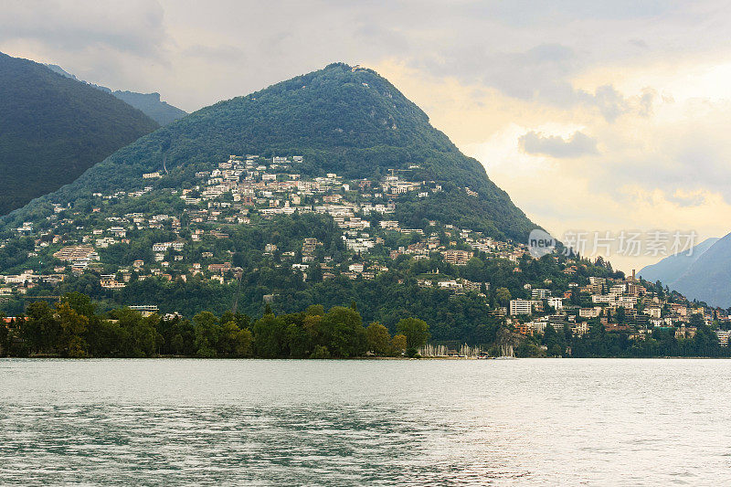 阿尔卑斯山卢加诺湖和瑞士卢加诺日落天空。