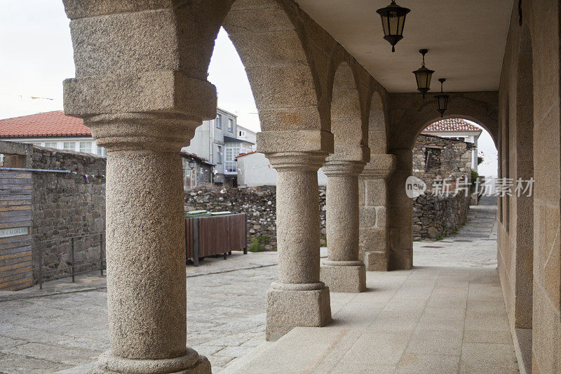 西班牙加利西亚，欧伦塞，卡斯特罗卡尔德拉斯的石街拱廊。