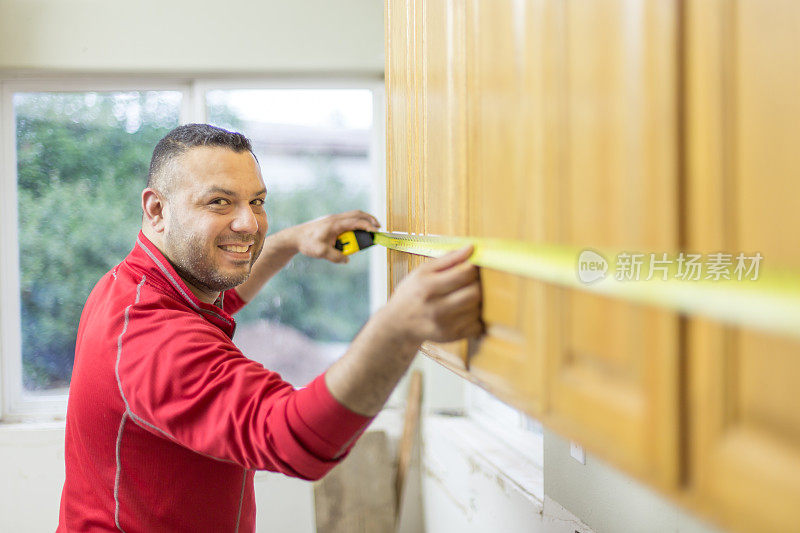 男房主在家里做diy项目