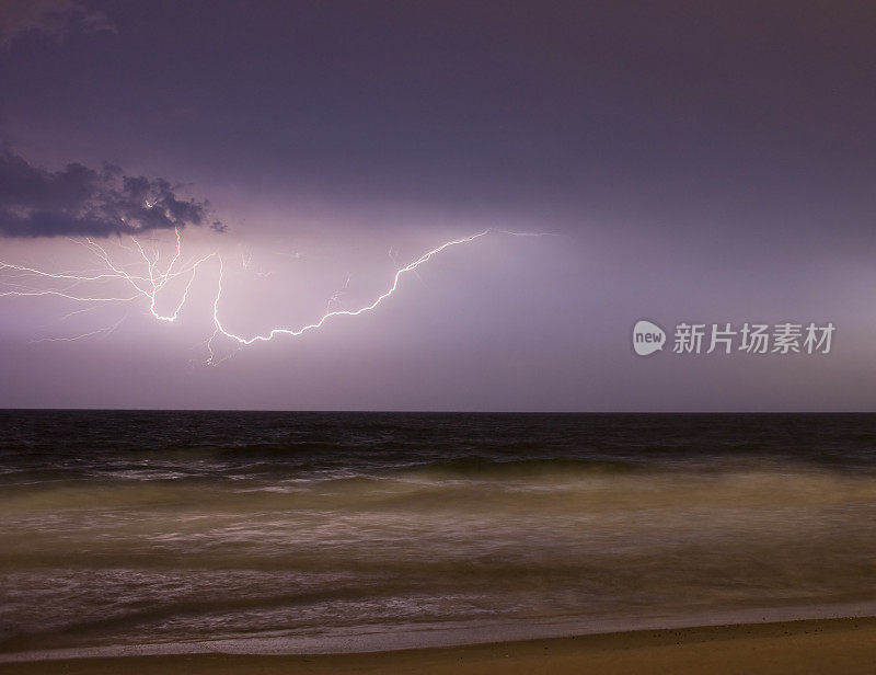 雷暴在海上肆虐