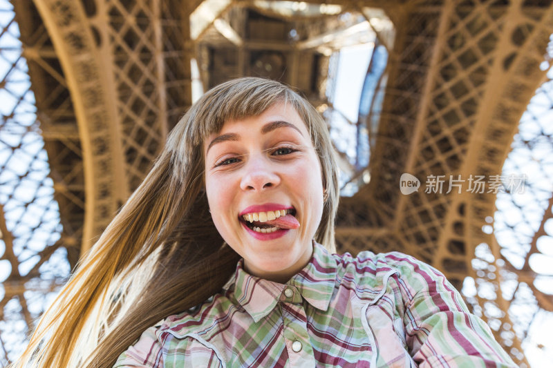 在巴黎埃菲尔铁塔下自拍的女孩