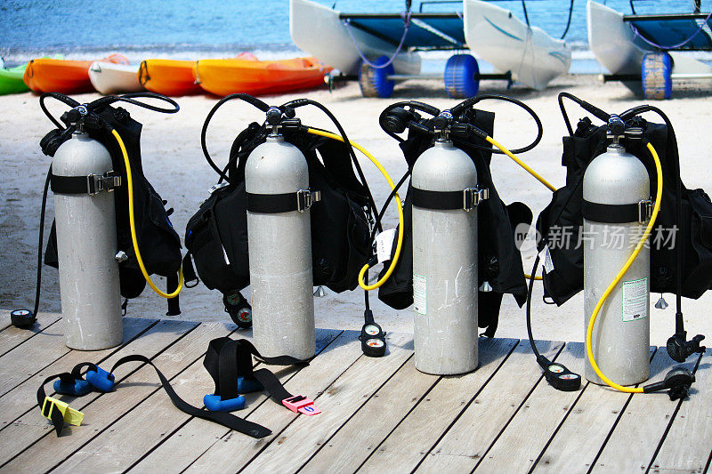 四个氧气罐排列在木板路上进行水肺潜水