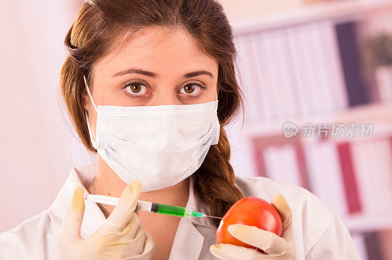 年轻的女性生物学家在番茄中注射注射器