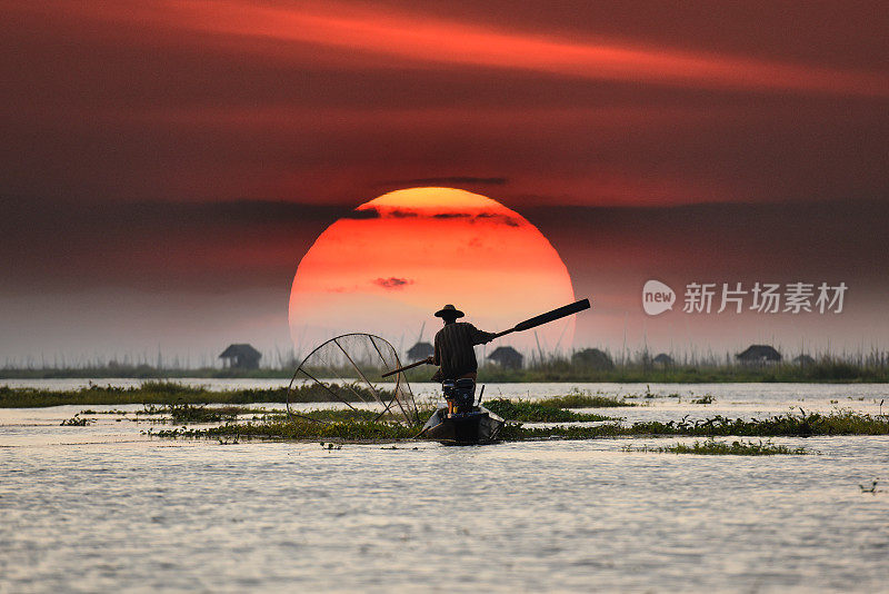 夕阳背景中的当地渔民