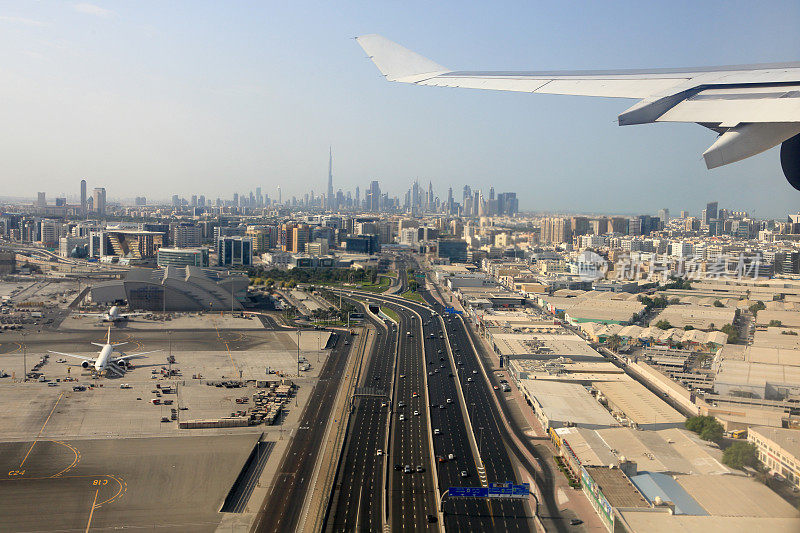 迪拜机场和阿联酋市中心鸟瞰图