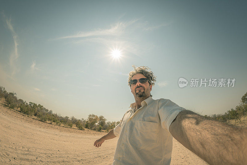 非洲纳米比亚，一名男子在纳米布沙漠中自拍
