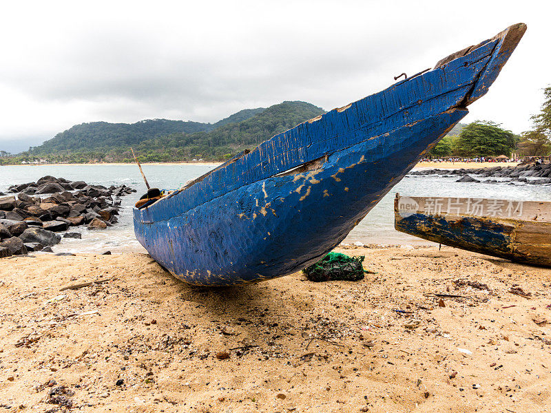 在海滩上钓鱼的独木舟