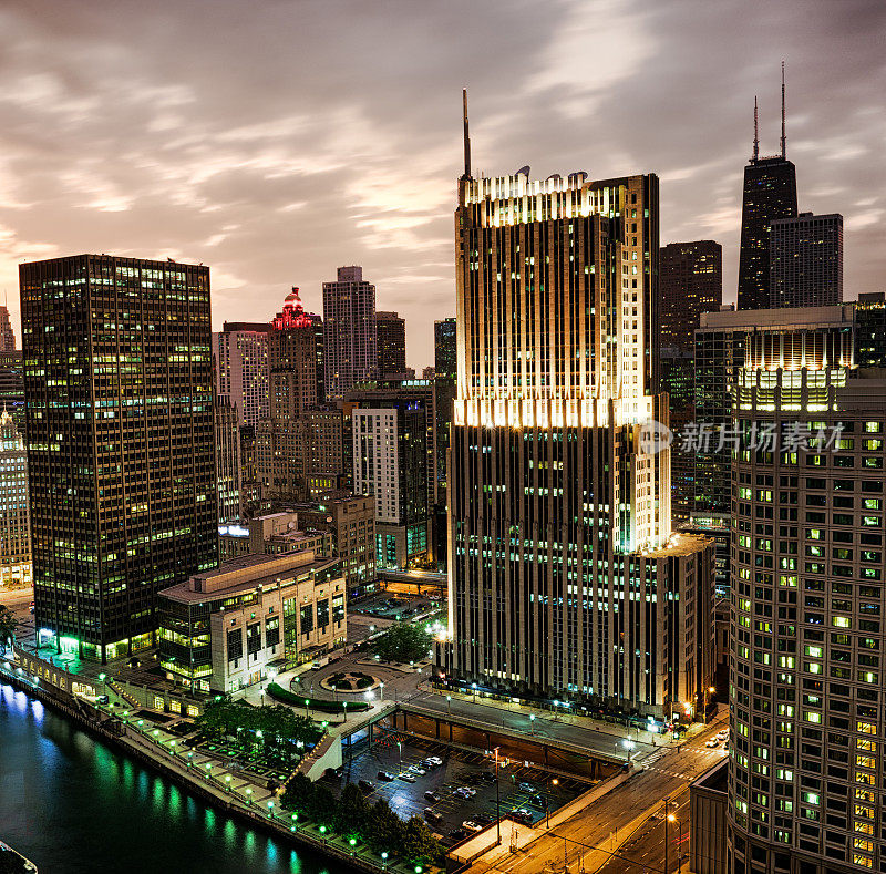 黄昏时分，从高处俯瞰芝加哥市中心的摩天大楼