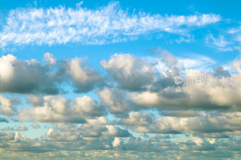 白云。完美的蓝色的天空