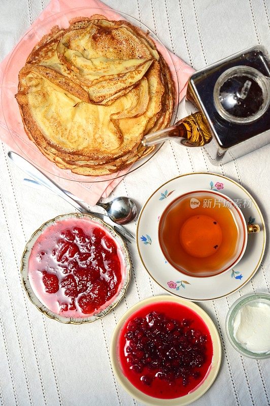 俄罗斯早餐，薄饼和茶
