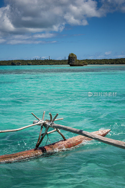 新喀里多尼亚松树岛绿松石水域上漂浮的皮艇