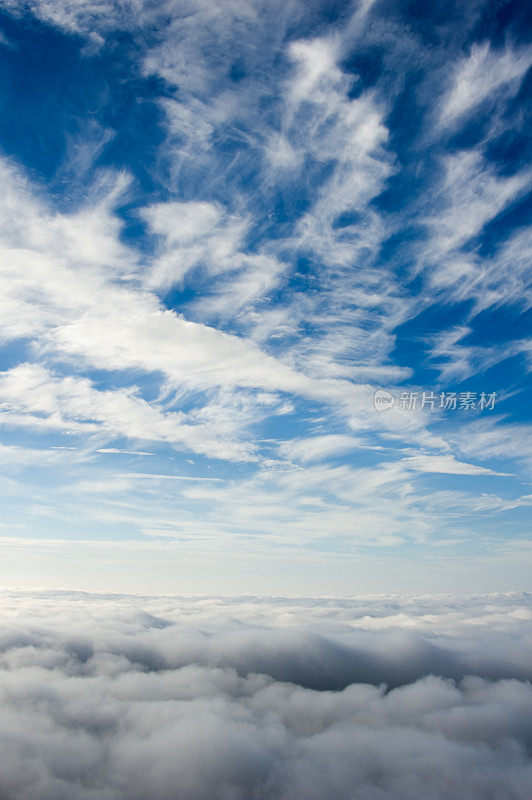 高卷云和深蓝，天空背景