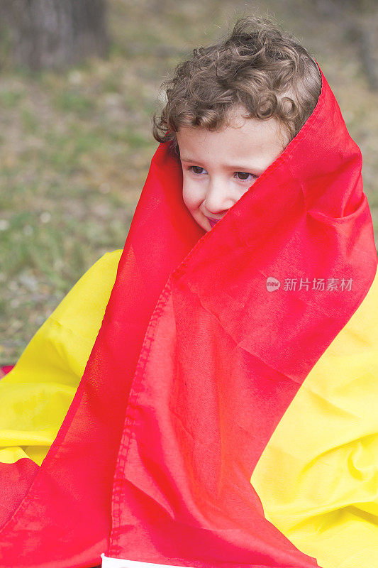 带旗帜的西班牙小支持者