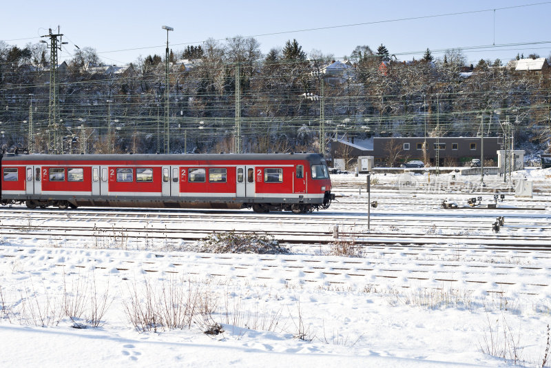 在一个冬天的早晨到达德国郊区的火车