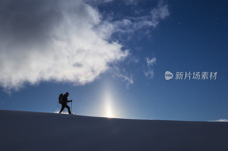 穿着雪鞋走