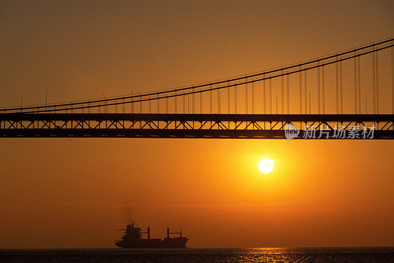 旧金山海湾大桥上的日出