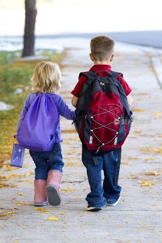 走路上学的小孩子