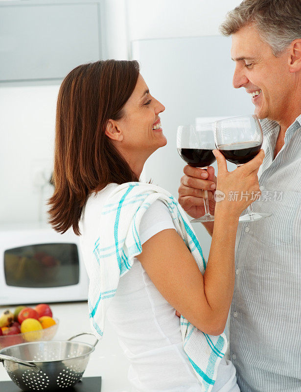 幸福成熟的情侣在家里一起喝酒
