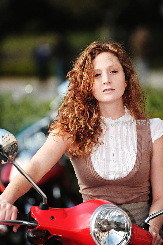 红发女大学生骑摩托车