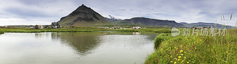 乡村房屋，山脉Snaefellsnes冰岛全景