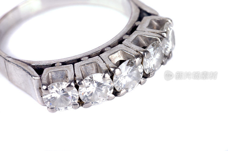 白金和钻石订婚戒指