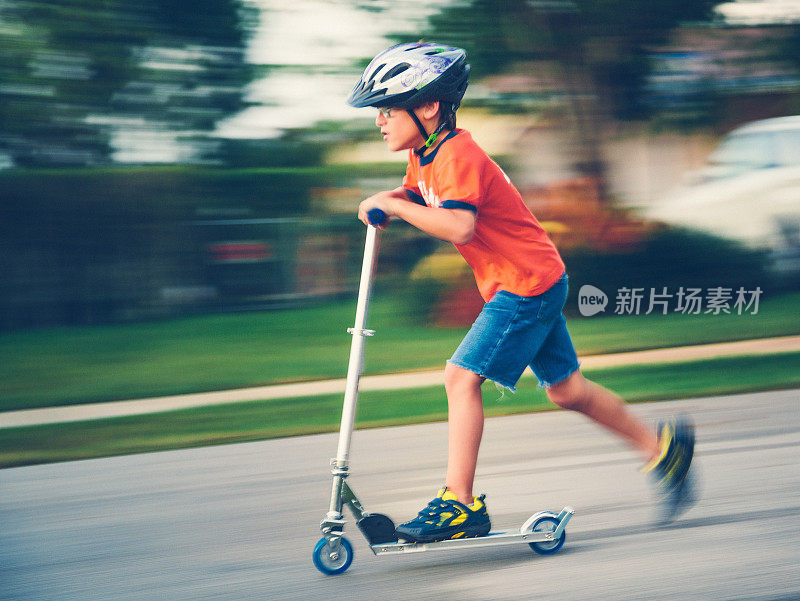 骑滑板车的孩子