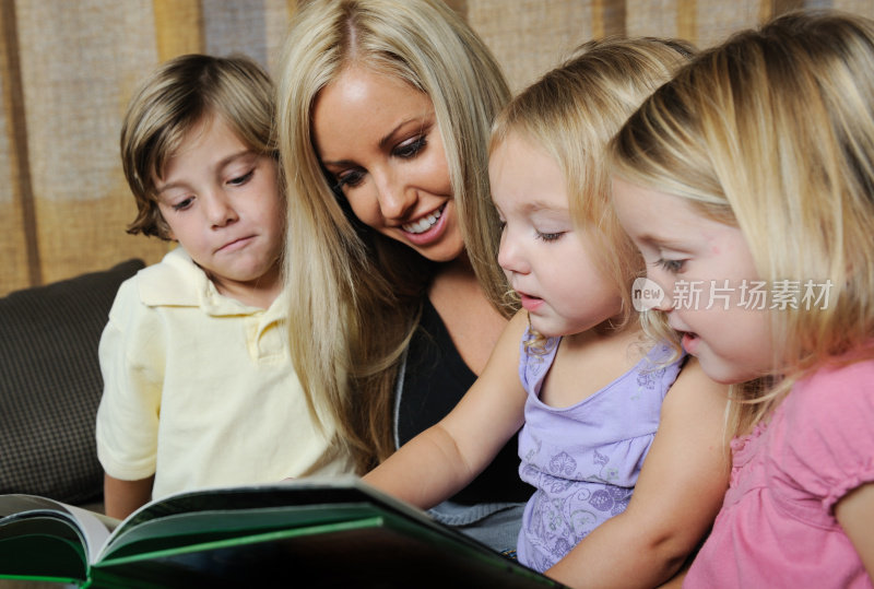 母亲给孩子读书