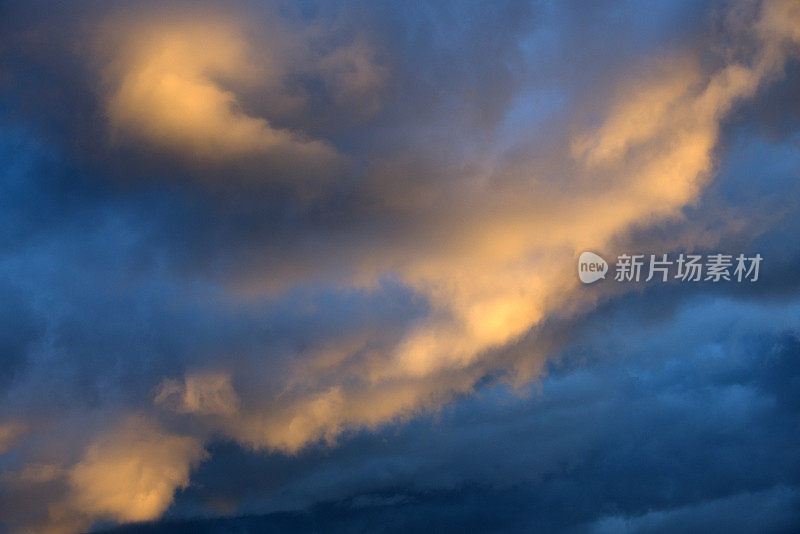 夕阳把天空变成了鲜艳的橙色