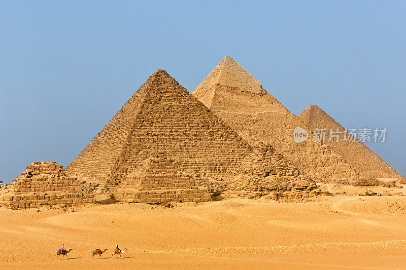 埃及吉萨金字塔和骆驼骑士