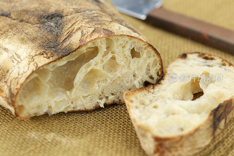 新鲜的意大利夏巴塔面包和棕色粗麻布