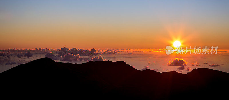 夏威夷毛伊岛日出的哈雷阿卡拉火山口