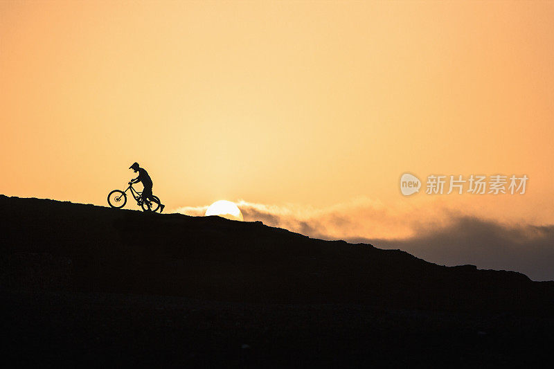 日落时分的山地摩托车手