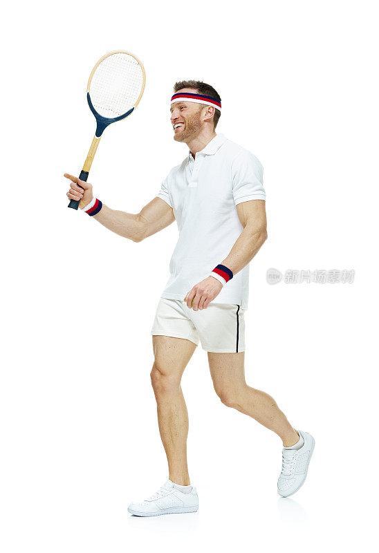 愉快的网球运动员走路