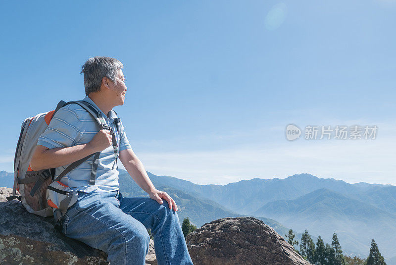 成功的老年山地远足者