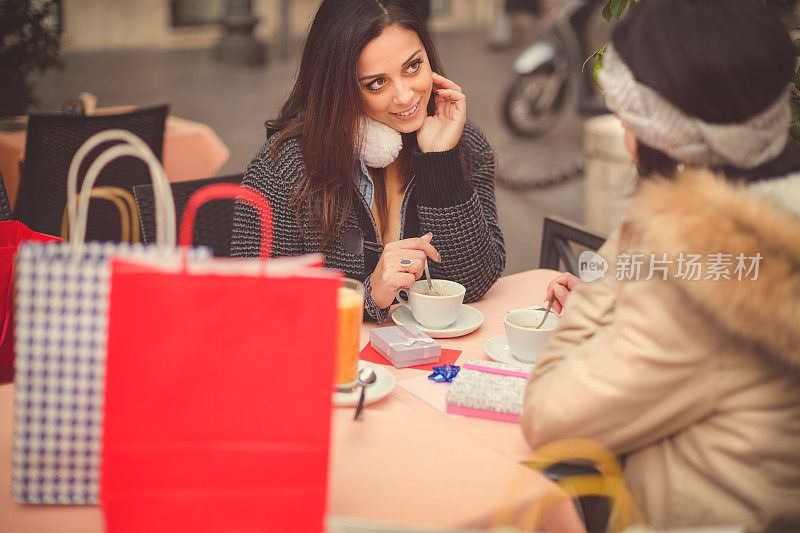 女人购物时会喝咖啡