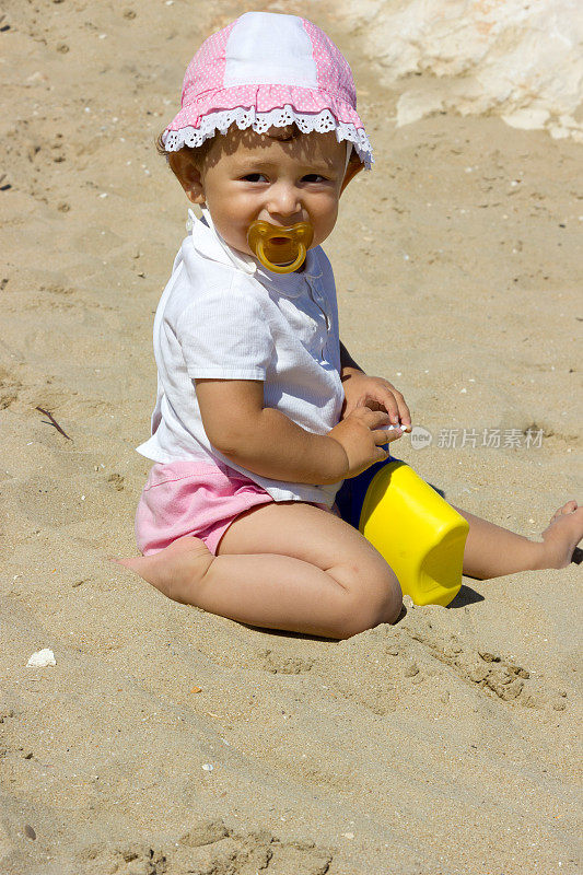 婴儿在沙滩上玩耍