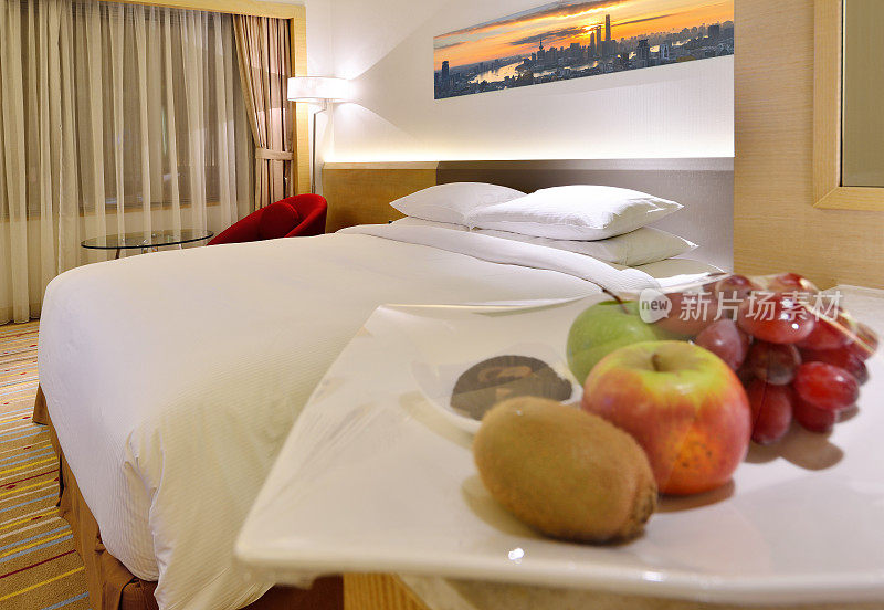 酒店房间和水果托盘