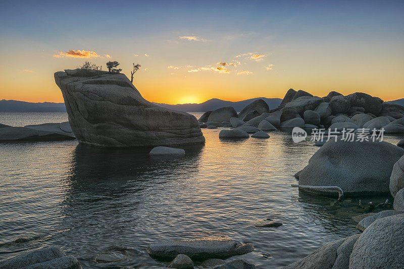 太阳落在盆景岩，太浩湖，美国