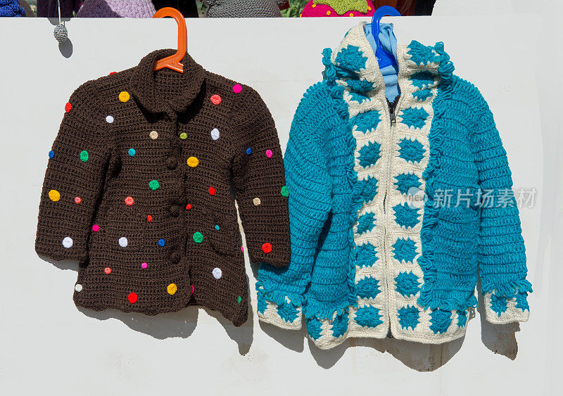 手工市场上的针织儿童外套