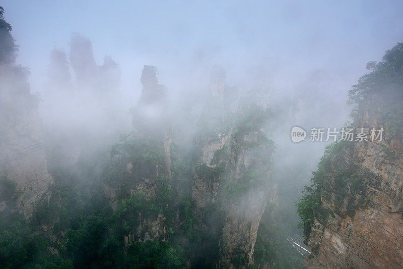 怪峰在烟雨02