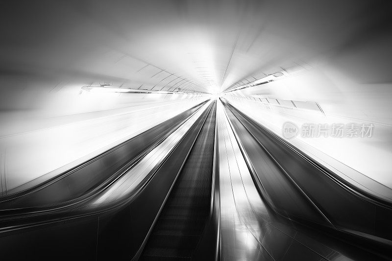 带自动扶梯的地铁站-散焦抽象